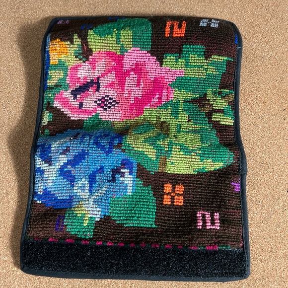Floral Needlepoint foldable wallet- great condition​ - Picture 9 of 16